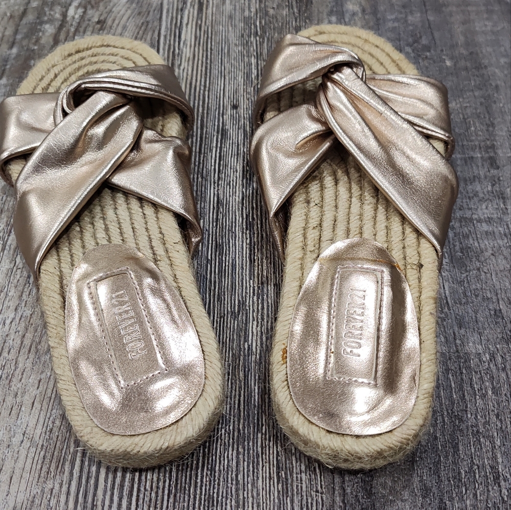 Forever 21 Women's Rose Gold Slides Sandals, Size 6 - Picture 4 of 6